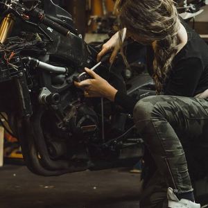 ¿Tu moto falla al acelerar? Te explicamos por qué
